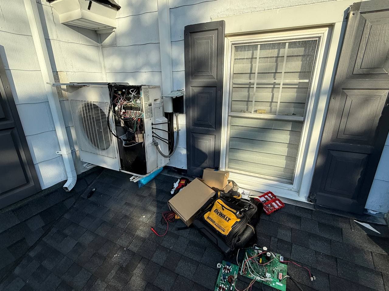 Fujitsu AOU36RLXFZ condenser unit in Manhasset